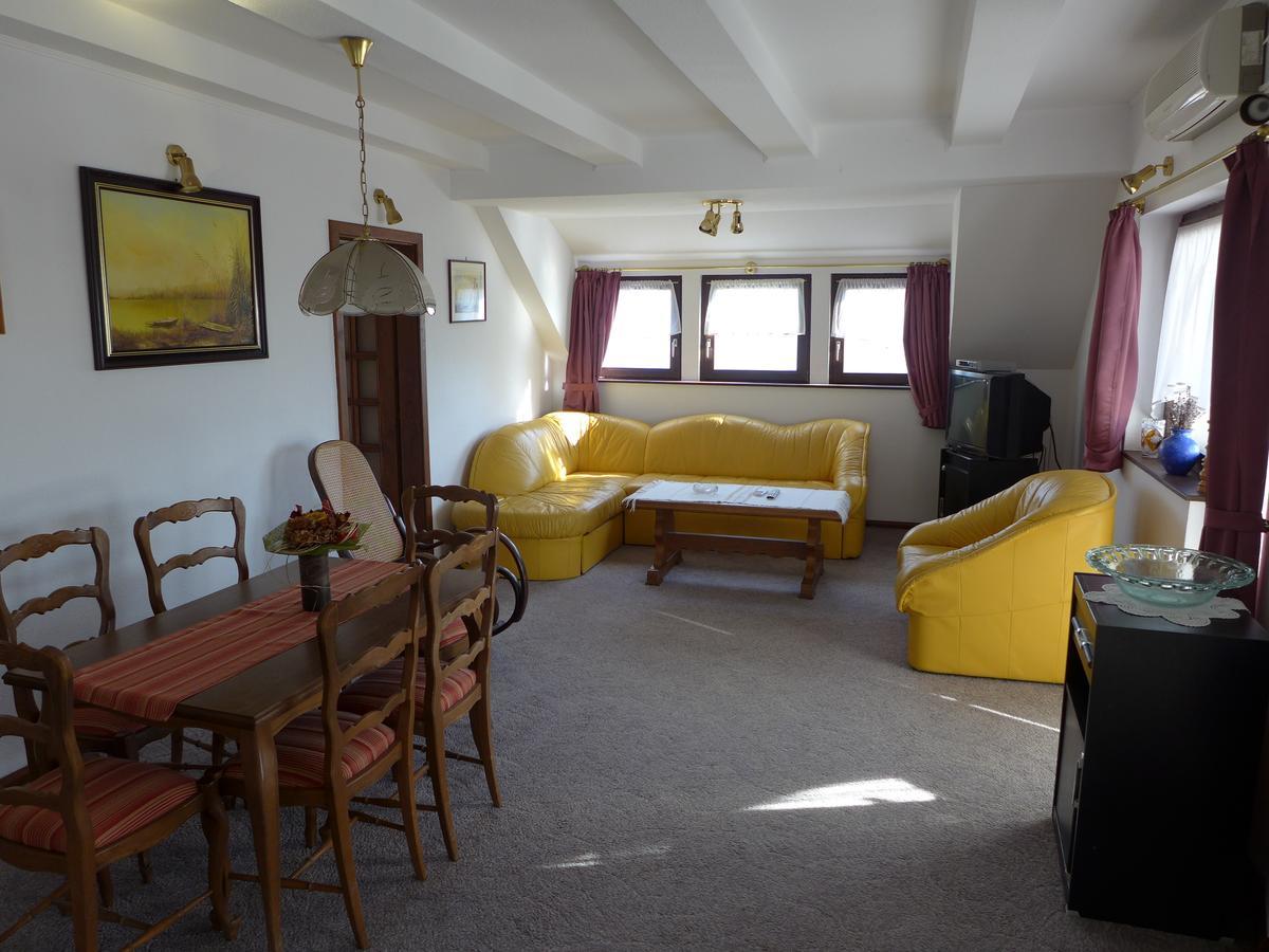 Lakeside Apartment Тихань Екстер'єр фото